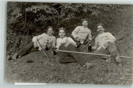 39883851 - Vier Landser Bei Einer Bierpause Von Der Gartenarbeit - Guerre 1914-18