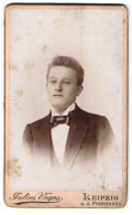 Fotografie Julius Voges, Leipzig, A. D. Promenade, Portrait Junger Mann Mit Fliege Im Jackett  - Anonymous Persons