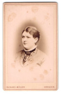 Fotografie Richard Müller, Dresden, Martenstr. 26, Portrait Schönes Fräulein Mit Eleganter Brosche Am Kragen  - Anonymous Persons