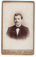 Fotografie R. Herrmann, Leipzig, Tauchaerstr. 6, Portrait Charmanter Junger Mann Mit Schnurrbart  - Anonymous Persons