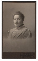 Fotografie L. Gahre, Bad Godesberg A. Rh., Hauptstr. 50a, Portrait Schönes Fräulein In Prachtvoller Bluse  - Anonymous Persons