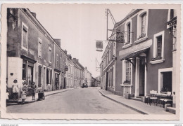 O10-72) BRULON (SARTHE) RUE CHARLES BARREAU - ANIMEE - AUTOMOBILE  - TRACTION CITROEN - 1953 - 2 SCANS  - Brulon