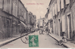 C19-47) DAMAZAN - RUE THIERS - EPICERIE LA RUCHE MERIDIONALE - JOURNEAUX - COIFFEUR - BOULANGERIE -  1909 - Damazan