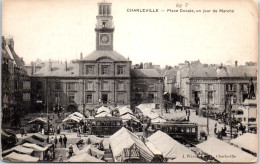 08 CHARLEVILLE - Place Ducale, Un Jour De Marche  - Charleville