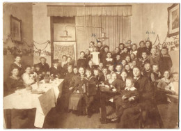 Fotografie Fotograf Unbekannt, Ansicht Berlin-Halensee, Kinderhort, Schulspeisung Während Weltkrieg 1914-18, Akkordeon  - Professions