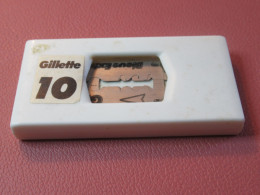 Lames  Gillette /Boitier Plastique Blanc Distributeur De Lames/ Avec Plusieurs Lames/ Vers 1970     PARF266 - Materiale Di Profumeria