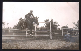 MILANO - 1914 - FOTOCARTOLINA CON MILITARE CHE SALTA UN OSTACOLO COL SUO CAVALLO - FOT. POLI - FIRMA AUTOGRAFA - Paardensport