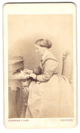 Fotografie Schuhmann & Sohn, Carlsruhe, Dame Posiert Im Biedermeierkleid, Einen Brief Schreiben Am Sekretär, 1868  - Personnes Anonymes