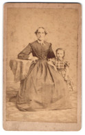 Fotografie H. Nebbien, Oldenburg, Portrait Tante Im Biedermeierkleid Mit Ihrer 5 Jährigne Nichte Im Karierten Kleid  - Personnes Anonymes