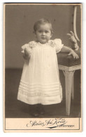 Fotografie Ad. Kolle, Göttingen, Printenstr. 18, Kleines Mädchen Im Langen Weissen Kleid Neben Ihrem Spielzeughasen  - Personnes Anonymes