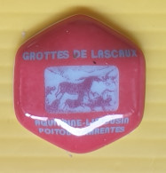 Fève - Artfun - Les 13 Régions De France -  Grottes De Lascaux - Aquitaine Limousin Poitou Charentes - Regioni