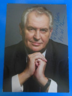 AUTOGRAPHE DE MILOS ZEMAN SUR CARTE  -  ANCIEN PRESIDENT REPUBLIQUE TCHEQUE - Politiques & Militaires