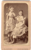 Photo CDV De Deux Jeune Fille élégante Posant Dans Un Studio Photo A Paris - Anciennes (Av. 1900)