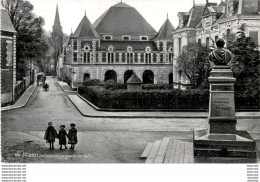 D72  SAINT- CALAIS  La Caisse D' Epargne Et Les Halles  ..... - Saint Calais