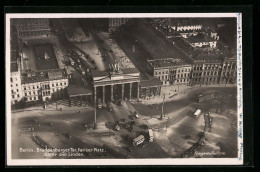 AK Berlin, Blick Auf Das Brandenburger Tor, Den Pariser Platz Und Unter Den Linden, Fliegeraufnahme  - Brandenburger Tor