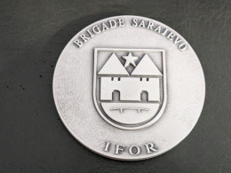 Medaille De Table Militaire Brigade Sarajevo IFOR Insigne Otan En Bronze Kosovo Bronze Edition Fia Etat Neuf - Compet En - France