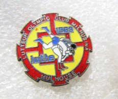 PIN'S    LUTTE   1969  MULHOUSE    Email Grand Feu - Wrestling