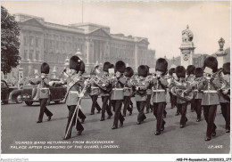 AKBP4-0390-ROYAUME-UNI - LONDON - Guards And Returning From Buckingham Palace Afer Chancing Of The Guard  - Buckingham Palace