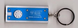 Porte Clé Avec Lampe " CNMSS - Caisse Nationale Militaire De Sécurité Sociale "  _Di440 - Penne