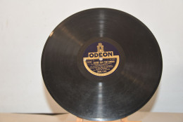 Disque 78 Tours  Mlle Hélène Regelly  Serais-ce Un Rêve Et Garde Moi Ton Amour   Interprétés Au Théâtre Mogador - 78 Rpm - Schellackplatten