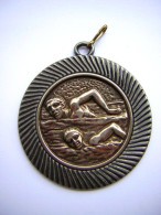 Médaille Métal Sport Natation 2 Nageurs  Diam 7 Cm - Altri & Non Classificati