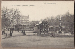 CPA 34 - BEZIERS - Place De La Citadelle - TB PLAN CENTRE VILLE FONTAINE Chapiteau Roulotte Fête Foraine Manège - Beziers