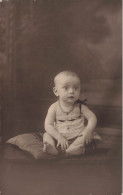 ENFANTS - Portraits - Enfant Sur Un Coussin - Accessoire Perlé - Carte Postale Ancienne - Ritratti