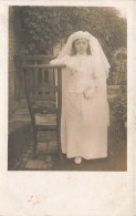 ENFANTS - Portraits - Jeune Fille En Robe Blanche - Près D'une Chaise - Carte Postale Ancienne - Ritratti