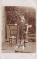 ENFANTS - Portraits - Jeune Garçon Avec Bottes - Chapeau Sur Une Chaise - Carte Postale Ancienne - Ritratti