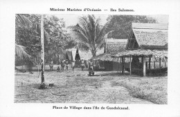 MIKIBP15-017- OCEANIE SALOMON PLACE DE VILLAGE DANS L ILE DE GUADALCANAL - Islas Salomon