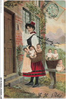 AKYP6-0541-ENFANT - FEMME AVEC PANIER DE BEBES  - Children And Family Groups