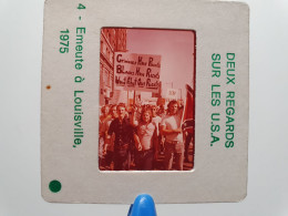 Photo Diapo Diapositive Slide 2 Regards Sur LES USA Emeute à LOUISVILLE Dans Le KENTUCKY En 1975 VOIR ZOOM - Diapositive