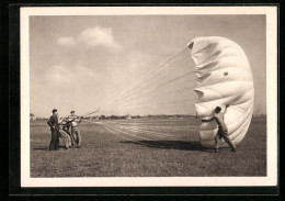 AK Fallschirmspringer Beim Einholen Auf Dem Flugfeld  - Parachutisme