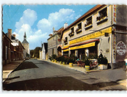 FLOGNY : L'Hôtel De La Poste Et L'Eglise - état - Flogny La Chapelle