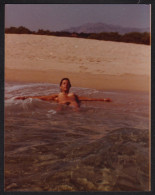 Jolie Photographie D'une Femme Se Baignant Nue Sur Une Plage Naturiste, Naturisme, Nudisme, érotique, 8,8x11,4cm - Non Classés