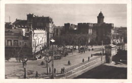 FR66 PERPIGNAN - L'hoste Bords Blanc 47 - Le Castillet - Place De La Victoire - Animée - Belle - Perpignan