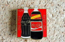 Pin's Boisson Soda - COCA COLA - Série Du Centenaire - 1977 - Verni époxy - Fabricant WILSON 1985 - Coca-Cola