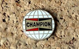 Pin's Bougies CHAMPION Logo - EMAIL - Fabricant Inconnu - Rally