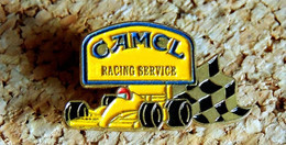 Pin's AUTOMOBILE SPORT F1 - Cigarettes CAMEL Racing Service Drapeau à Damiers - Peint Cloisonné  - Fabricant FB - F1