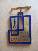 Ancien  INSIGNE émaillé "FOIRE De MILAN" 1962 -VISITEUR "Dos Guilloché-Bertoni -Milano. - Otros & Sin Clasificación