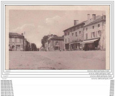 Cpa Réf JP-602 (  Dép 69 ) à  BUSSIERE POITEVINE   La Place ,et à Droite Trois Personnes Qui Rentrent Au CAFE - Bussiere Poitevine