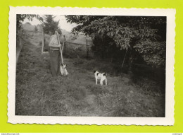 Photo Originale D'un Pépé à La Campagne Tenant Une Fourche Avec Ses 2 Chiens - Unclassified