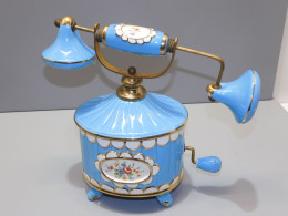 -TELEPHONE BLEU PORCELAINE BOITE BONBONNIERE CARTOUCHES FLEURIES VITRINE    E - Dozen