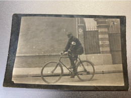 Photo Originale Grande Guerre Poilu Infirmiers Soldat En Bicyclette - Materiale & Accessori
