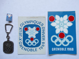 Une Broche Un Porte Clés PC 2 Stickers Autocollants Jeux Olympiques Grenoble 1968 JO 68 Olympics Winter Games - Bekleidung, Souvenirs Und Sonstige