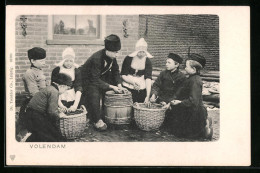 AK Volendam, Familie Hat Blumen Gesammelt  - Volendam