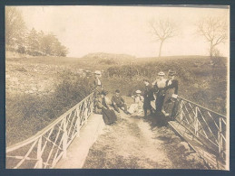 Groupe Femmes Et Hommes Sur Un Pont Chapeau - Unclassified