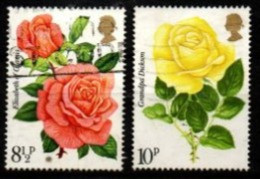 GRANDE  BRETAGNE  /   U.K.  -  1976 .   Y&T N° 795 à 796 Oblitérés.   Fleurs  /  Roses - Gebruikt