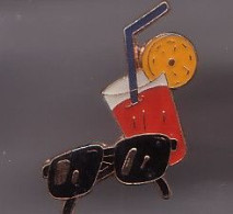 Pin's  Verre De Soda Et Paire De Lunettes Réf 1385 - Beverages