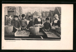 AK Volendam, Frauen Und Kinder Sortieren Fisch Auf Dem Markt  - Volendam